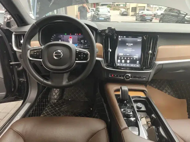 Volvo S90 — Фото автомобиля 9