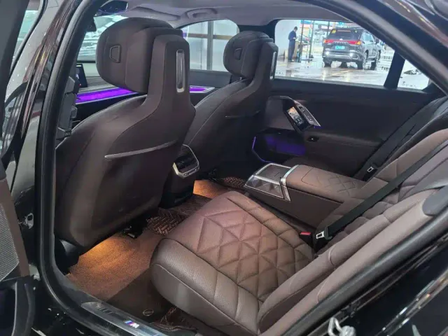 BMW i7 — Фото автомобиля 4