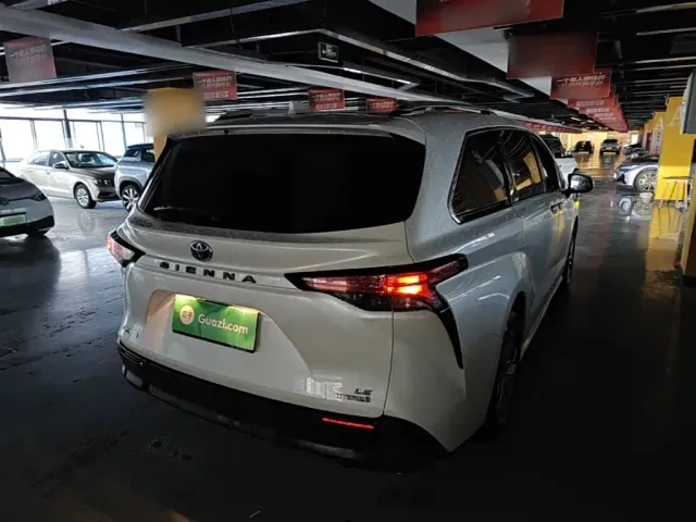 Toyota Sienna — Фото автомобиля 6