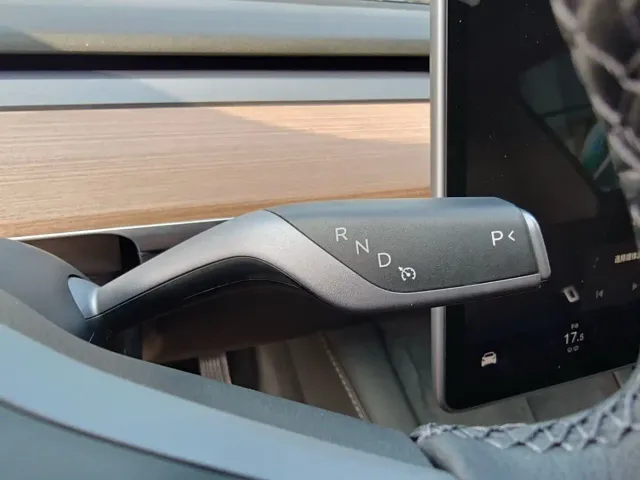 Tesla Model 3 — Фото автомобиля 23