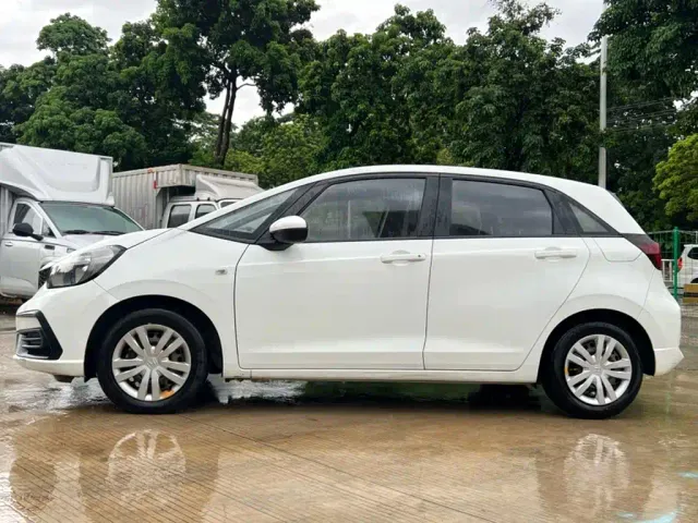 Honda Fit — Фото автомобиля 3