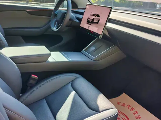 Tesla Model Y — Фото автомобиля 11