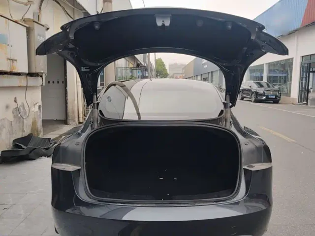 Tesla Model 3 — Фото автомобиля 18