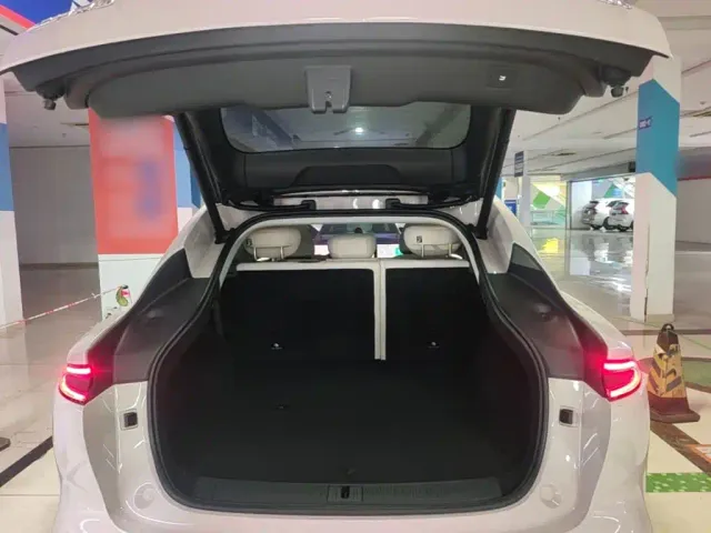 IM Motors LS6 — Фото автомобиля 18