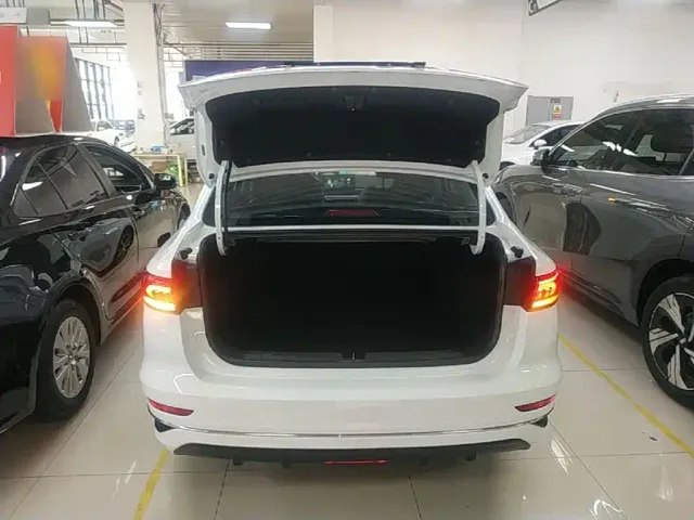 Geely Emgrand — Фото автомобиля 18
