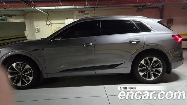 Audi e-tron — Фото автомобиля 14