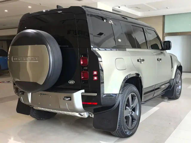 Land Rover Defender — Фото автомобиля 13