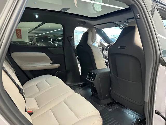 Volvo XC70 Plug-in Hybrid — Фото автомобиля 15