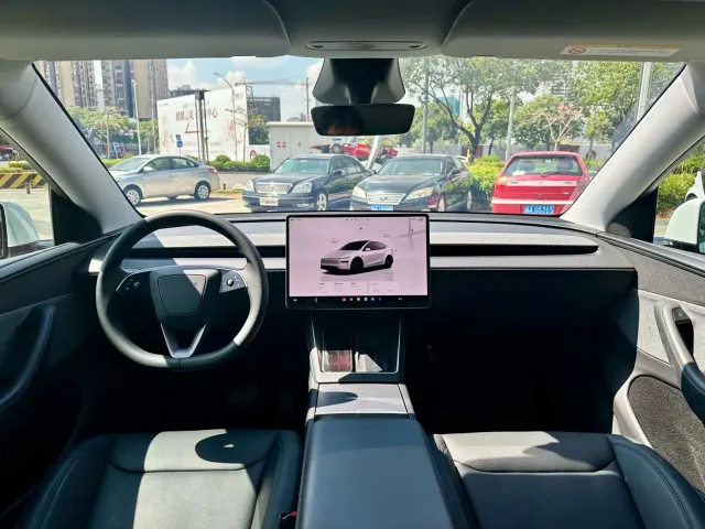 Tesla Model Y — Фото автомобиля 15