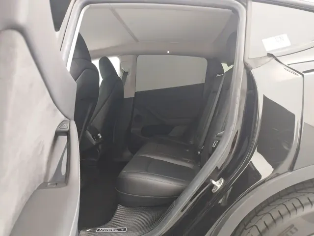 Tesla Model Y — Фото автомобиля 13