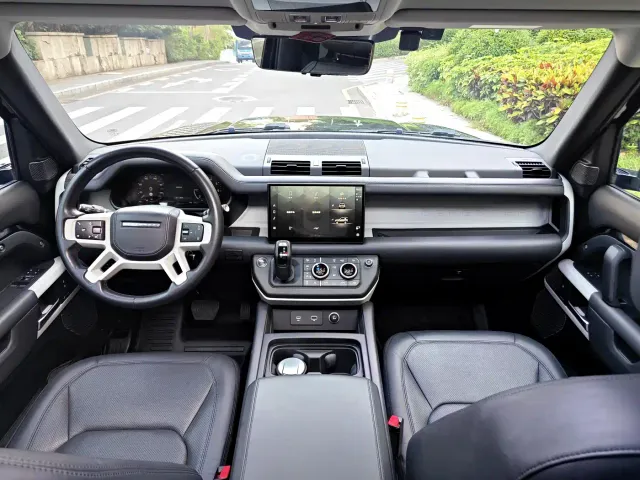 Land Rover Defender — Фото автомобиля 9