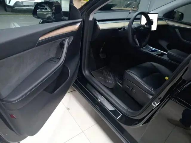 Tesla Model Y — Фото автомобиля 15