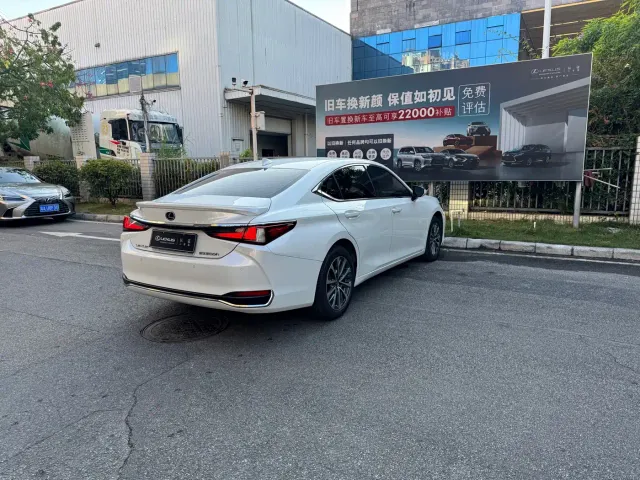 Lexus ES — Фото автомобиля 14