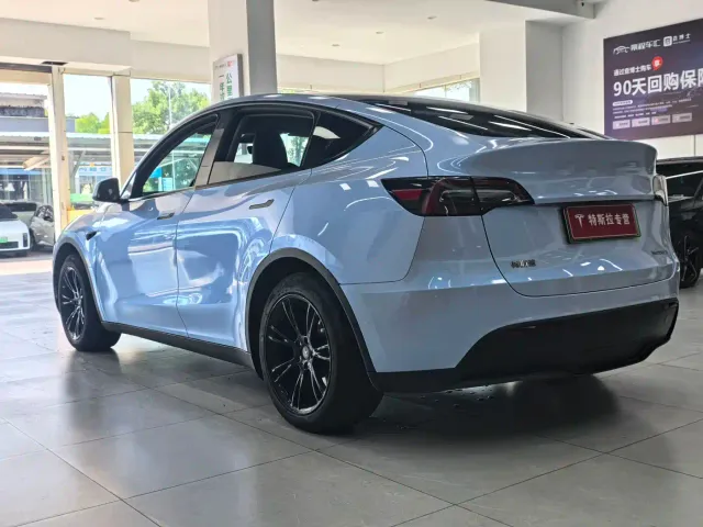 Tesla Model Y — Фото автомобиля 16