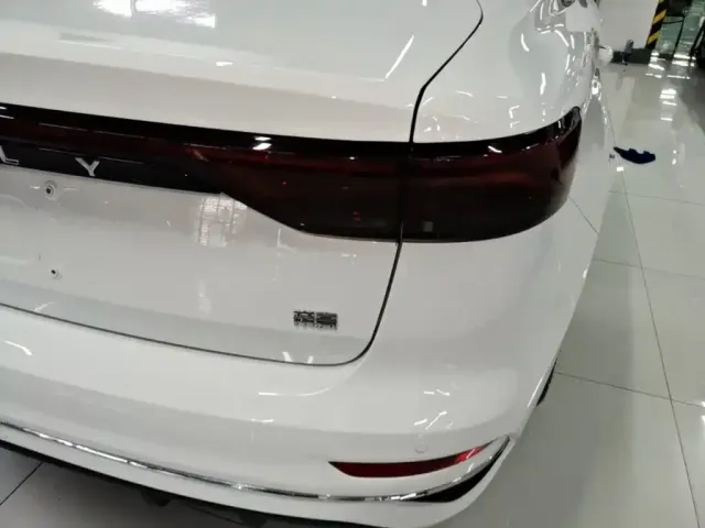 Geely Emgrand — Фото автомобиля 23