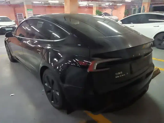 Tesla Model 3 — Фото автомобиля 4