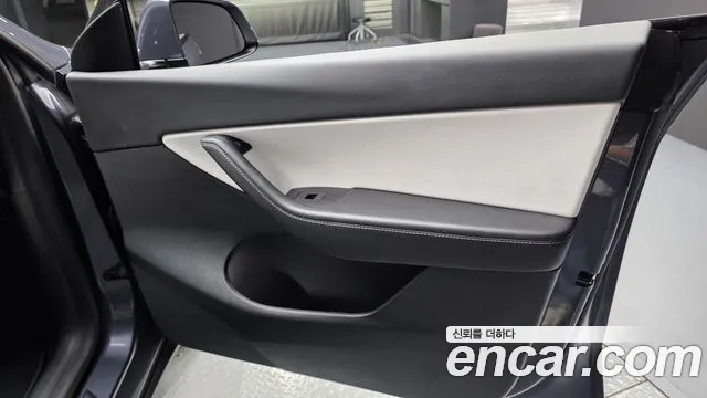 Tesla Model Y — Фото автомобиля 13