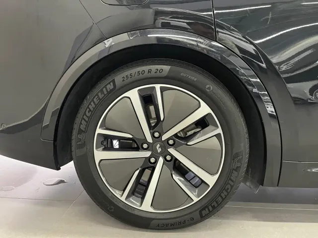 Li Auto L8 — Фото автомобиля 10