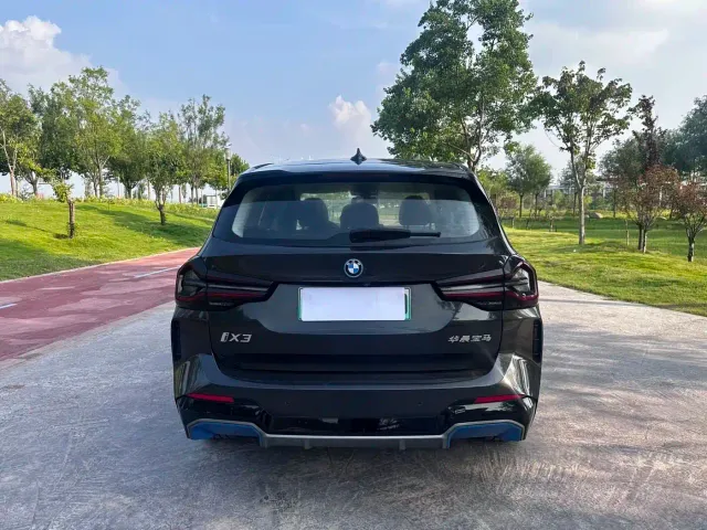BMW iX3 — Фото автомобиля 10