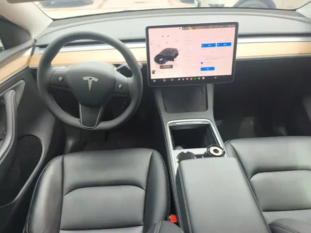Tesla Model Y — Фото автомобиля 9