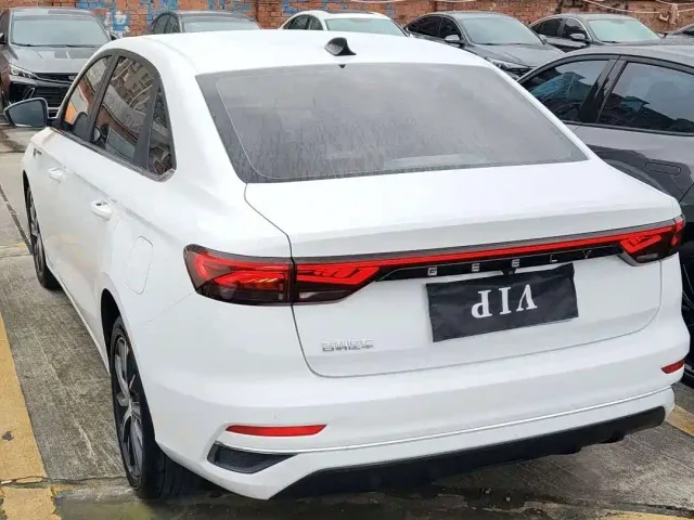 Geely Emgrand — Фото автомобиля 12