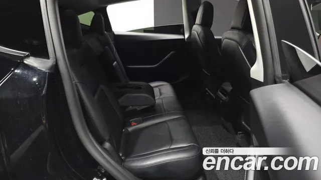 Tesla Model Y — Фото автомобиля 17