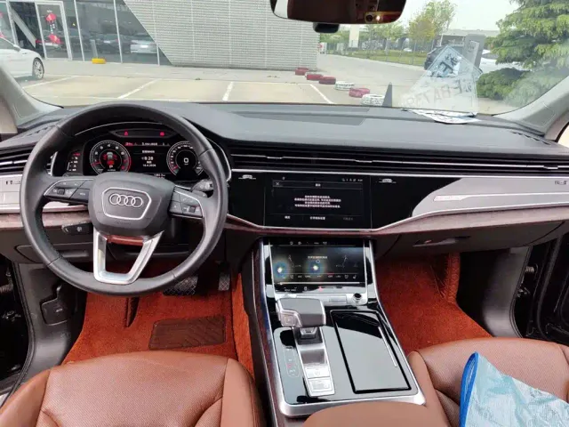 Audi Q7 — Фото автомобиля 9