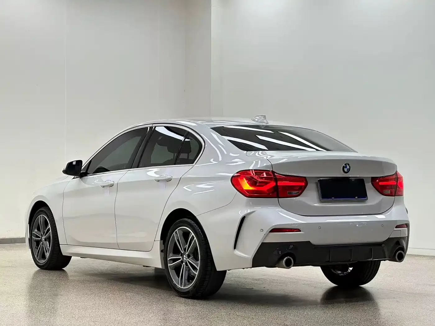BMW BMW 1 Series 2022 120i M Sport — Фото автомобиля 4