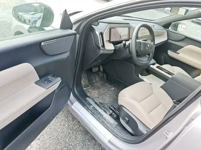 Volvo XC70 Plug-in Hybrid — Фото автомобиля 15