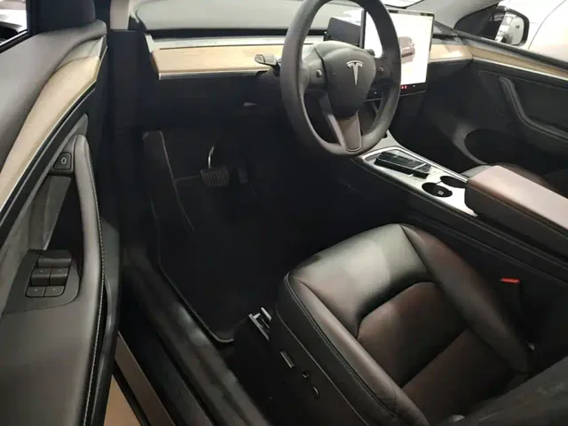 Tesla Model Y — Фото автомобиля 15
