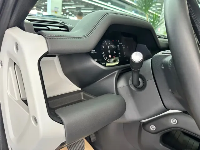 Land Rover Defender — Фото автомобиля 11