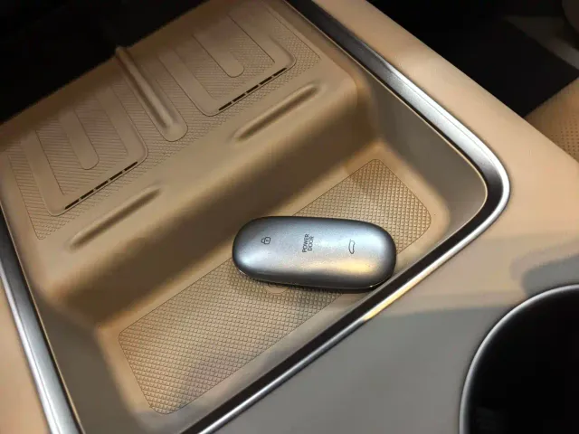 Li Auto MEGA — Фото автомобиля 10