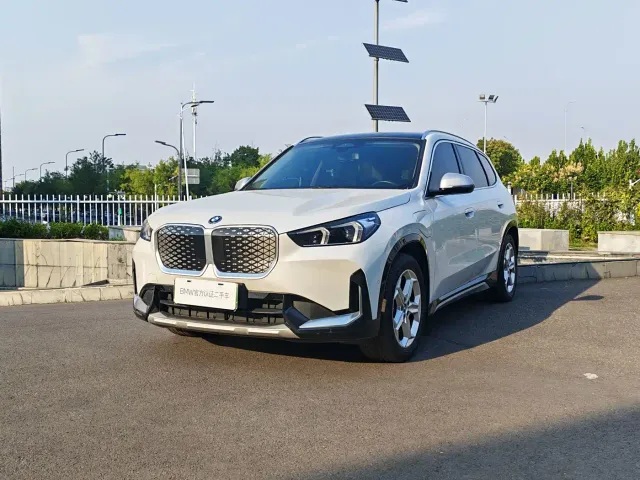 Фотография автомобиля — BMW iX1