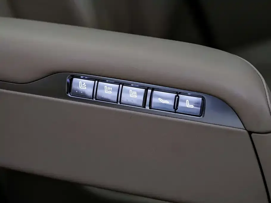 AITO Wenjie AITO M9 2024 Extended Range Ultra 42kWh 6-Seater — Фото автомобиля 25