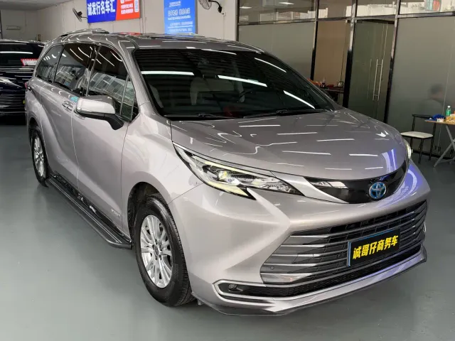 Toyota Sienna — Фото автомобиля 3