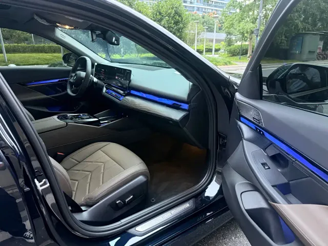 BMW 5 Series — Фото автомобиля 14