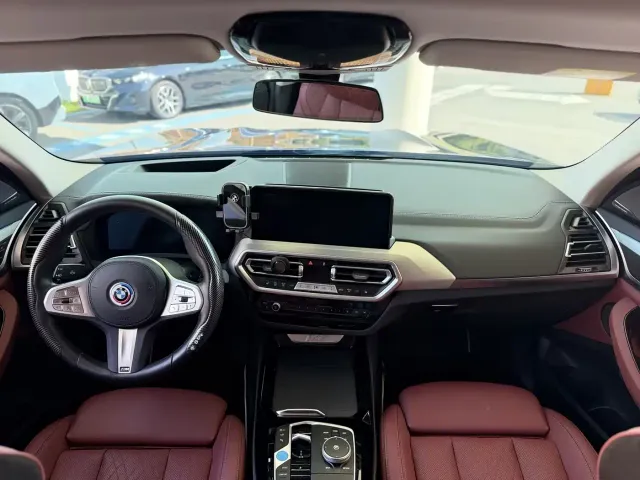 BMW iX3 — Фото автомобиля 10