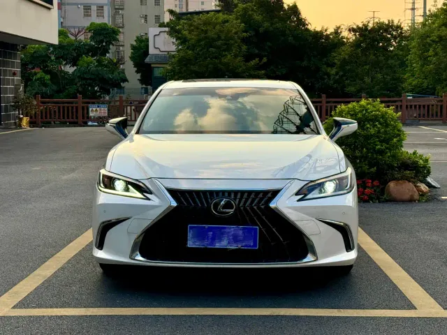 Lexus ES — Фото автомобиля 3