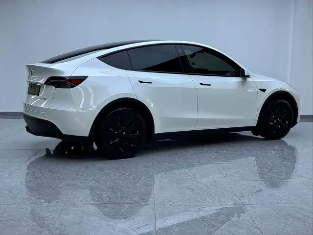 Tesla Model Y — Фото автомобиля 16