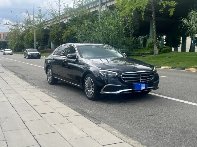 Mercedes-Benz E-Class — Фото автомобиля 3