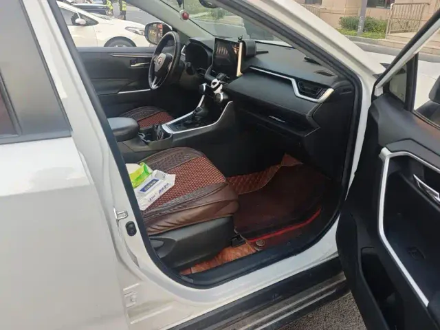 Toyota RAV4 — Фото автомобиля 8
