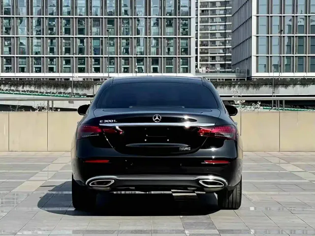 Mercedes-Benz E-Class — Фото автомобиля 3