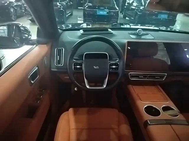 Li Auto L8 — Фото автомобиля 10