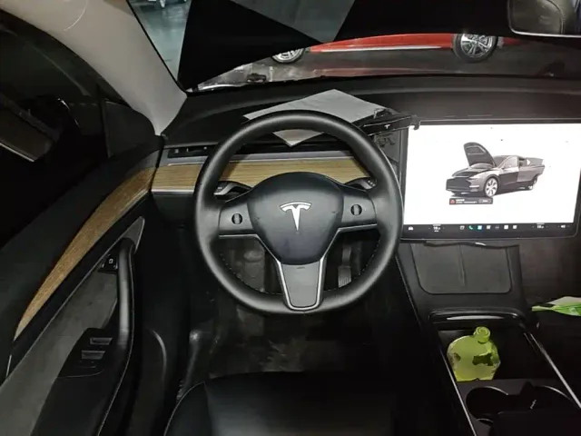 Tesla Model Y — Фото автомобиля 10