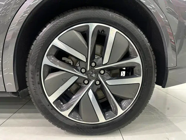 Li Auto L9 — Фото автомобиля 27