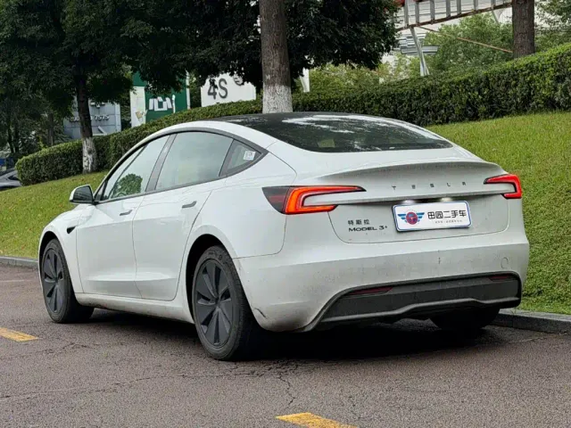 Tesla Model 3 — Фото автомобиля 4