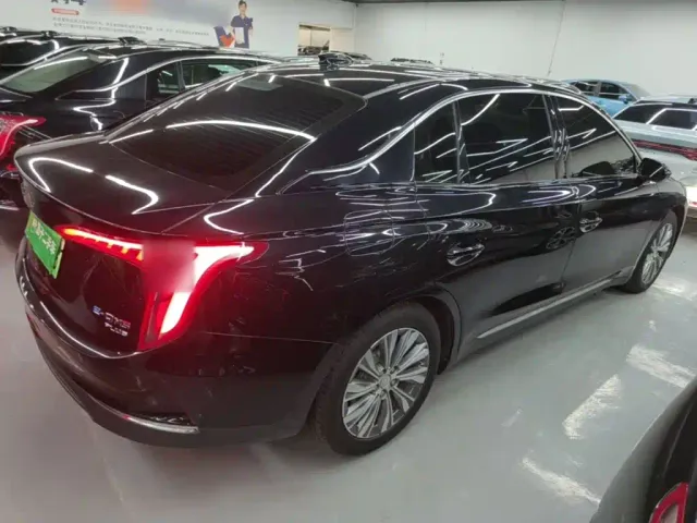 Hongqi E-QM5 — Фото автомобиля 6