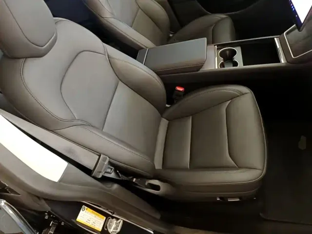Tesla Model Y — Фото автомобиля 24