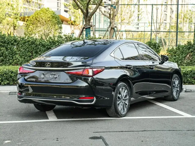 Lexus ES — Фото автомобиля 4