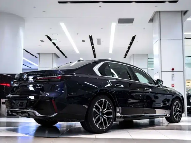 BMW 7 Series — Фото автомобиля 6